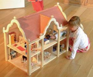 Puzzle Κορίτσι παίζει με μια κούκλα και ένα σπίτι κούκλα με έπιπλα